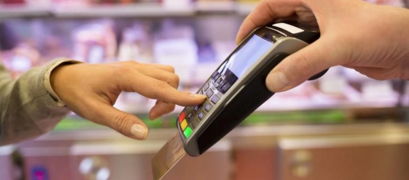 Ηλεκτρονικές συναλλαγές: Χρήση του POS... παντού - Διευρύνονται οι κλάδοι που θα δίνουν έκπτωση φόρου